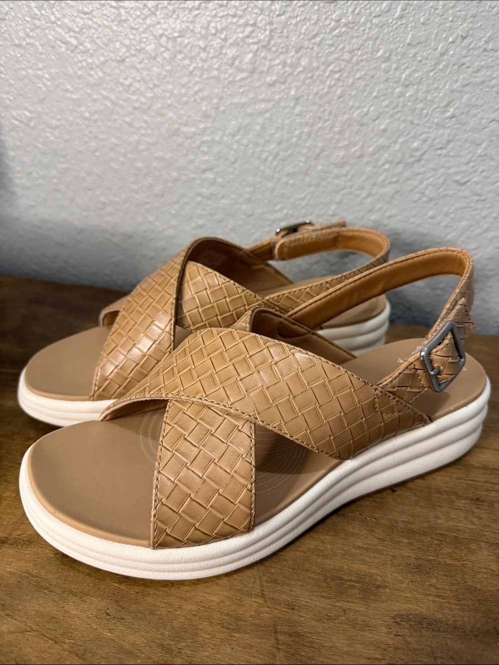 Clark’s Women  Tan Woven Slingback Sandals size 9 NEW